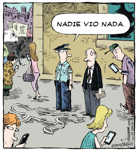 Gente distraida mirando el movil en la escena del crimen