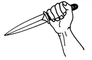 mano agarrando cuchillo a modo picahielo